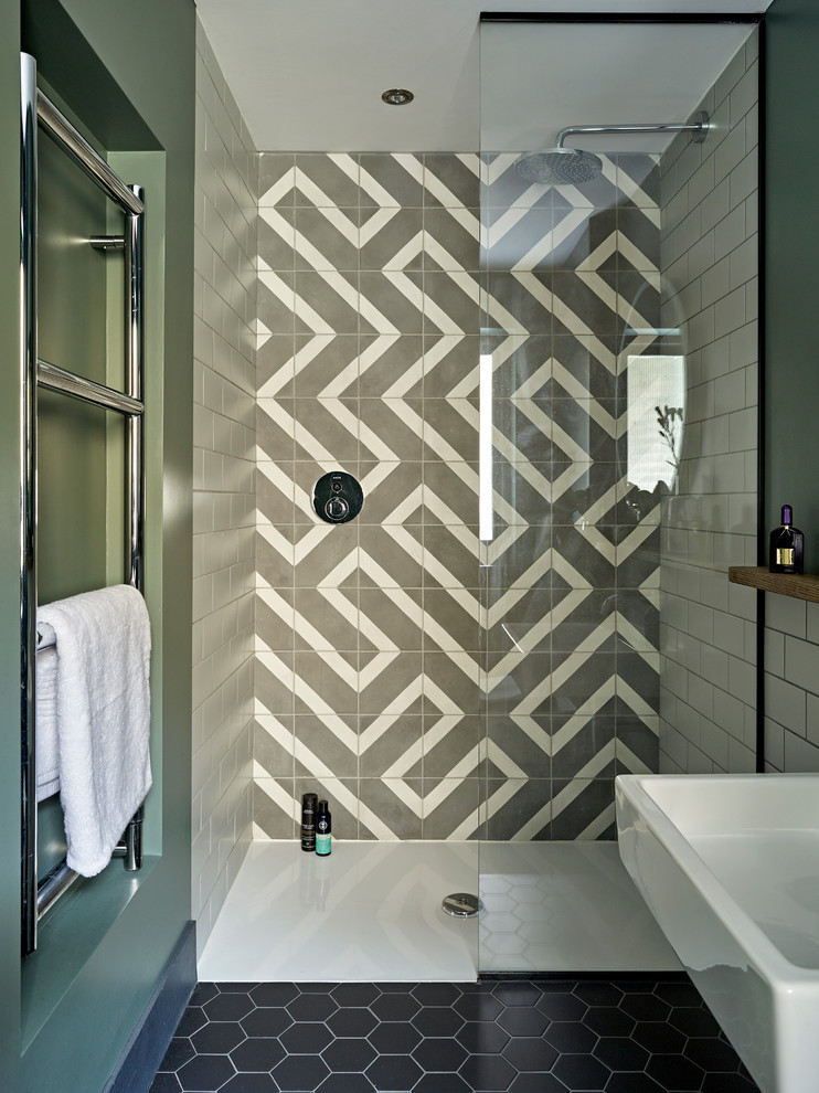 Modernes Duschbad mit bodengleicher Dusche, grauen Fliesen, weißen Fliesen, grüner Wandfarbe, Wandwaschbecken, schwarzem Boden und offener Dusche in London