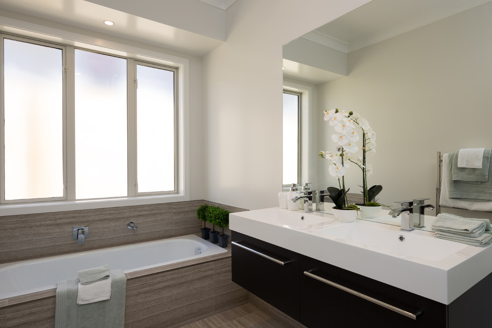 Cette image montre une salle de bain design en bois foncé de taille moyenne pour enfant avec une baignoire posée, une douche d'angle, un mur blanc, un sol en ardoise et un lavabo intégré.