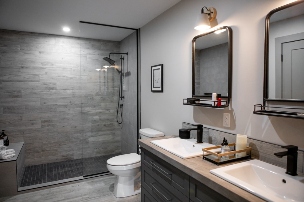 Idéer för mellanstora funkis en-suite badrum, med skåp i shakerstil, grå skåp, en öppen dusch, keramikplattor, klinkergolv i keramik, ett nedsänkt handfat, laminatbänkskiva och med dusch som är öppen