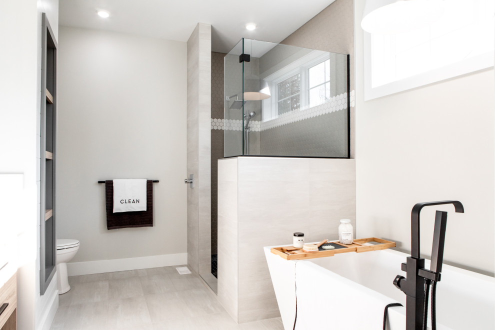 Foto på ett stort minimalistiskt vit en-suite badrum, med släta luckor, skåp i ljust trä, ett fristående badkar, en öppen dusch, grå kakel, keramikplattor, grå väggar, klinkergolv i keramik, ett fristående handfat, bänkskiva i akrylsten, grått golv och med dusch som är öppen