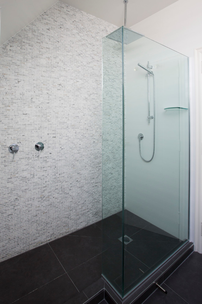 Inspiration för mellanstora moderna en-suite badrum, med möbel-liknande, vita skåp, en öppen dusch, en vägghängd toalettstol, svart och vit kakel, porslinskakel, vita väggar, klinkergolv i porslin, ett nedsänkt handfat, marmorbänkskiva, svart golv och med dusch som är öppen
