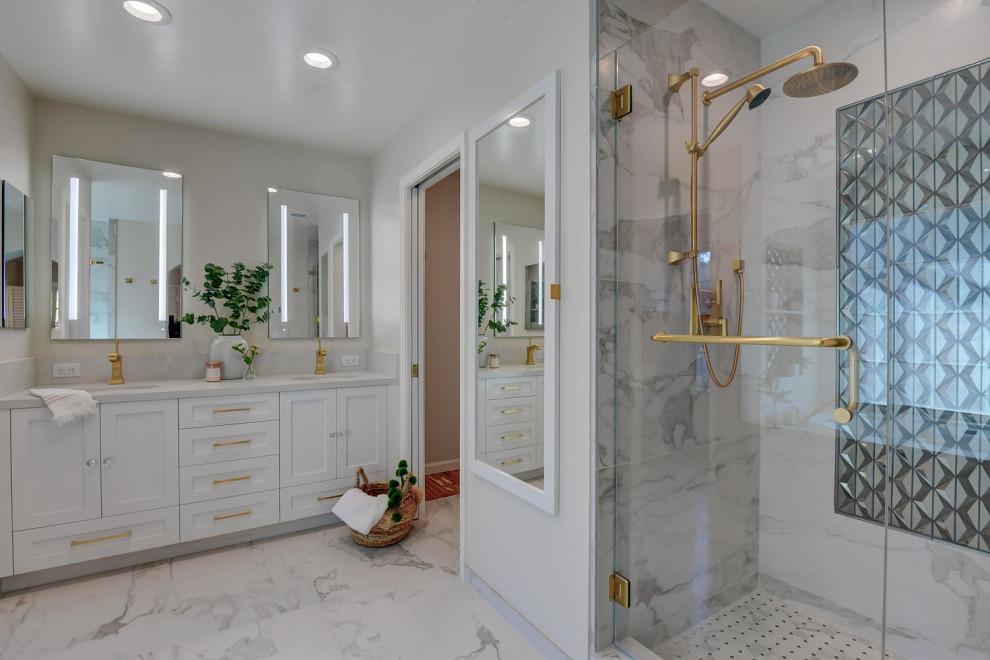 Идея дизайна: большая главная ванная комната в современном стиле с фасадами в стиле шейкер, белыми фасадами, полновстраиваемой ванной, угловым душем, унитазом-моноблоком, белой плиткой, стеклянной плиткой, белыми стенами, мраморным полом, врезной раковиной, столешницей из искусственного камня, белым полом, душем с распашными дверями, серой столешницей и тумбой под две раковины