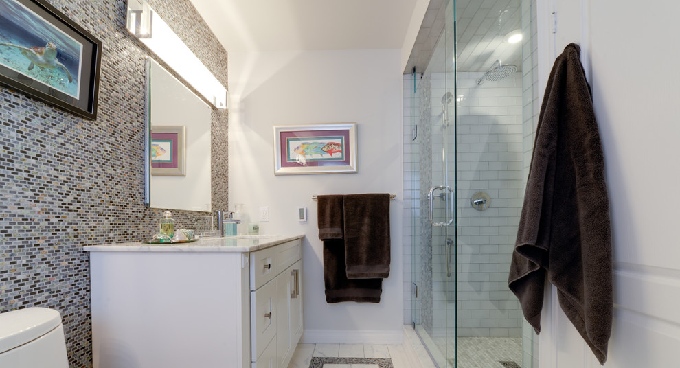 На фото: маленькая главная ванная комната в стиле неоклассика (современная классика) с фасадами в стиле шейкер, белыми фасадами, душем в нише, унитазом-моноблоком, белой плиткой, каменной плиткой, разноцветными стенами, мраморным полом, врезной раковиной и мраморной столешницей для на участке и в саду с