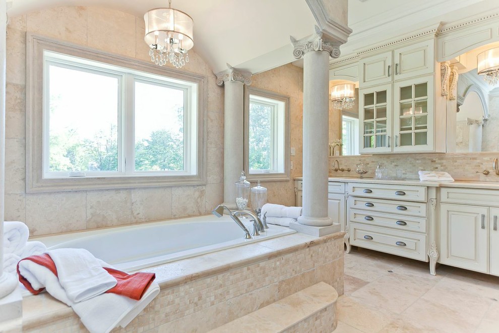 Exempel på ett stort klassiskt badrum, med möbel-liknande, vita skåp, ett platsbyggt badkar och beige kakel