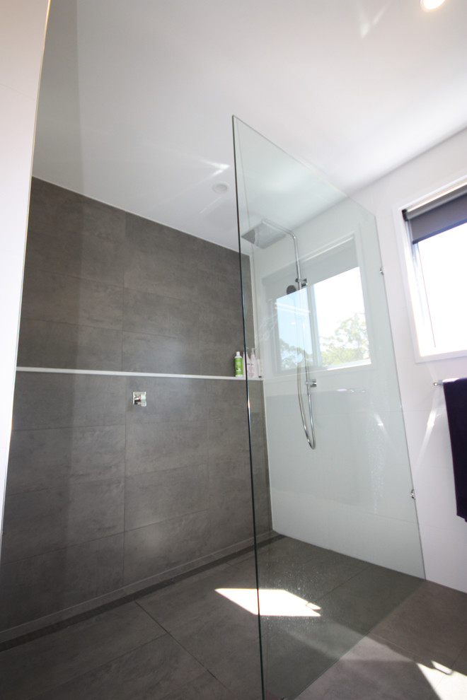 Inspiration för ett stort funkis en-suite badrum, med släta luckor, vita skåp, en öppen dusch, grå kakel, keramikplattor, vita väggar, cementgolv och bänkskiva i kvarts