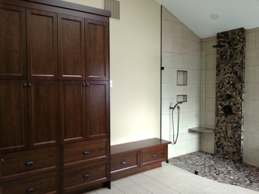 Idee per una stanza da bagno padronale stile rurale con pavimento in gres porcellanato e top in quarzo composito