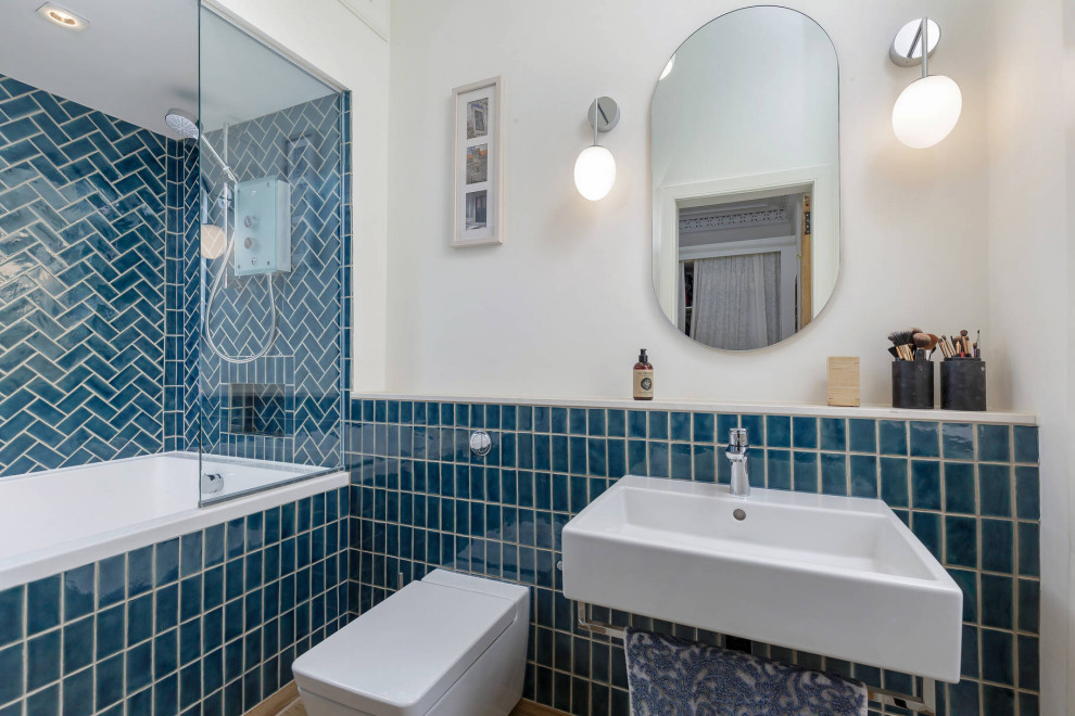 На фото: маленькая главная ванная комната в современном стиле с японской ванной, синей плиткой, керамической плиткой, белыми стенами, полом из керамогранита и столешницей из известняка для на участке и в саду с