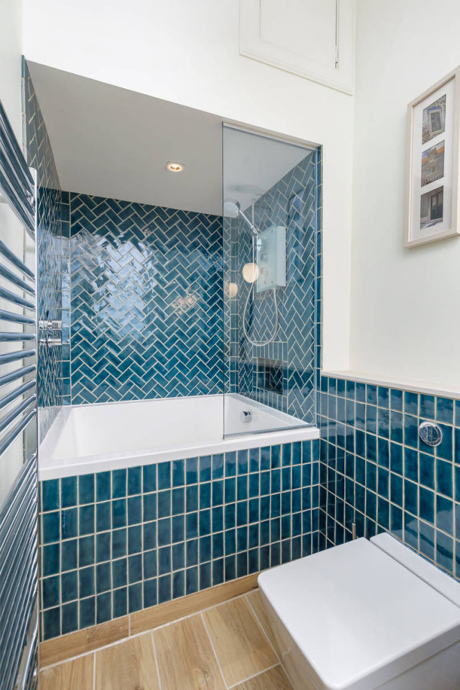 На фото: маленькая ванная комната в современном стиле с японской ванной, душем над ванной, инсталляцией, синей плиткой, керамической плиткой, синими стенами, полом из керамогранита, столешницей из известняка, бежевым полом и белой столешницей для на участке и в саду
