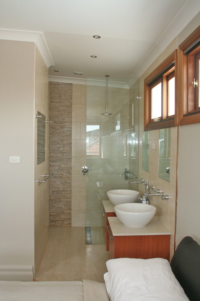 Inredning av ett modernt litet beige beige badrum, med släta luckor, skåp i mellenmörkt trä, en dusch i en alkov, beige kakel, keramikplattor, flerfärgade väggar, klinkergolv i keramik, ett konsol handfat, bänkskiva i kvarts, beiget golv och med dusch som är öppen