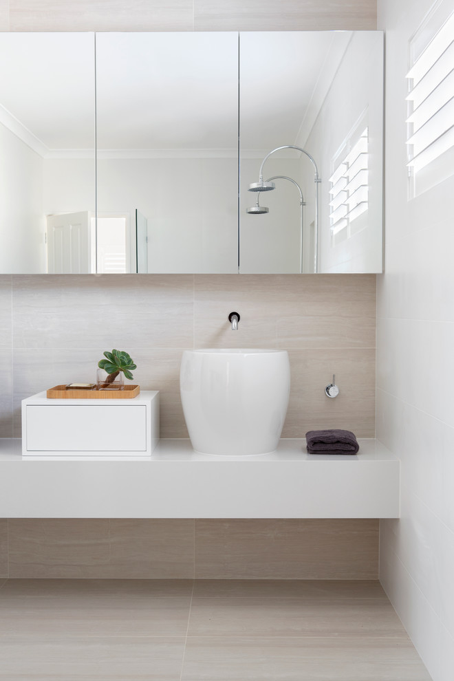 Идея дизайна: главная ванная комната среднего размера в современном стиле с открытыми фасадами, светлыми деревянными фасадами, накладной ванной, керамической плиткой и столешницей из искусственного камня