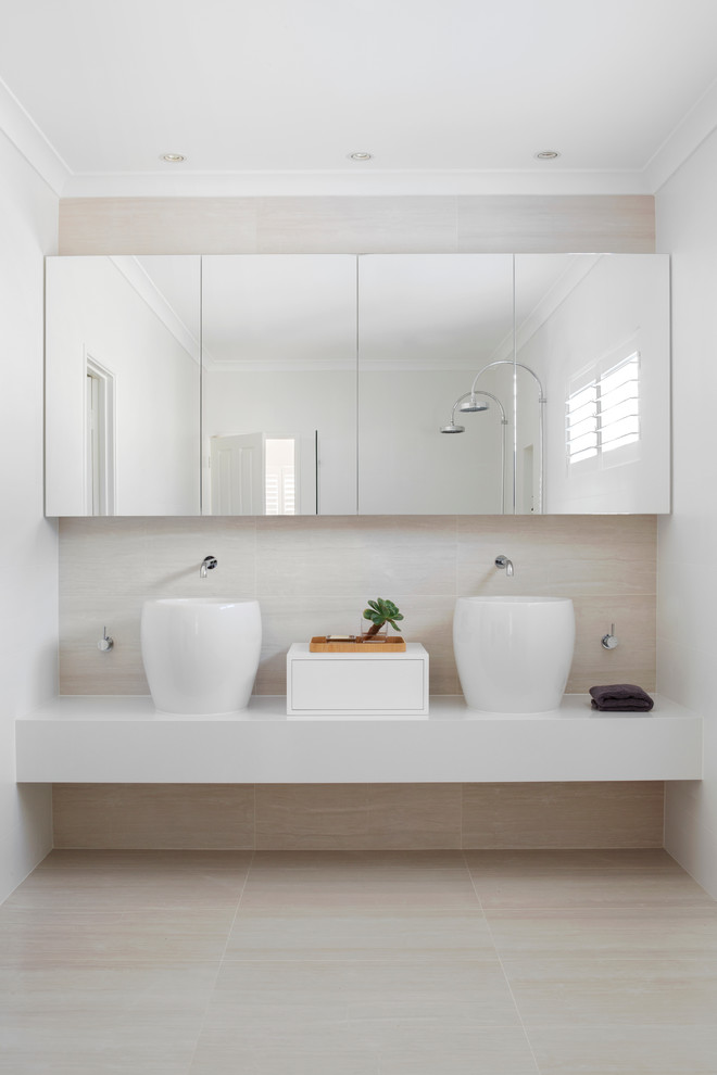 Esempio di una stanza da bagno minimal con pareti beige e lavabo a bacinella