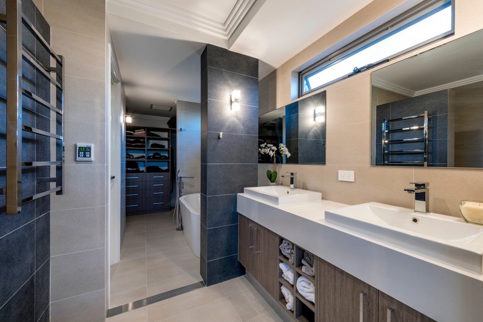 Exempel på ett modernt en-suite badrum, med släta luckor, skåp i ljust trä, ett fristående badkar, svart och vit kakel, keramikplattor och bänkskiva i akrylsten