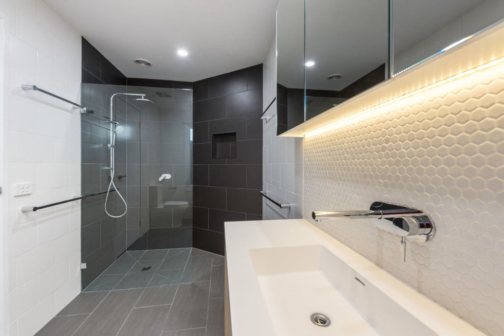 Inredning av ett modernt vit vitt en-suite badrum, med en öppen dusch, flerfärgad kakel, mosaik, svarta väggar, klinkergolv i keramik, granitbänkskiva och grått golv