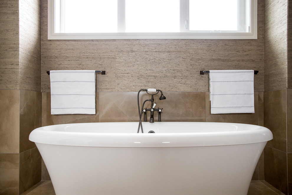 Klassisk inredning av ett stort en-suite badrum, med skåp i shakerstil, skåp i mörkt trä, ett fristående badkar, en dusch i en alkov, bruna väggar, ett undermonterad handfat, marmorbänkskiva, brunt golv och dusch med gångjärnsdörr