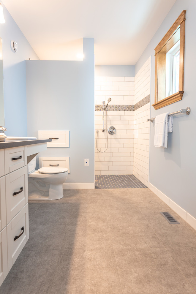 Idées déco pour une salle de bain principale classique de taille moyenne avec un mur blanc, un sol en bois brun, un sol marron, un placard avec porte à panneau encastré, des portes de placard blanches, une douche ouverte, WC séparés, un carrelage bleu, mosaïque, un lavabo posé, un plan de toilette en stratifié et un plan de toilette bleu.