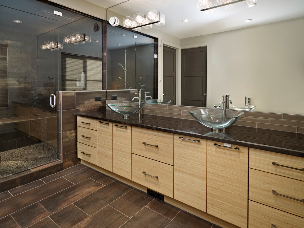 Свежая идея для дизайна: ванная комната: освещение в современном стиле с настольной раковиной - отличное фото интерьера