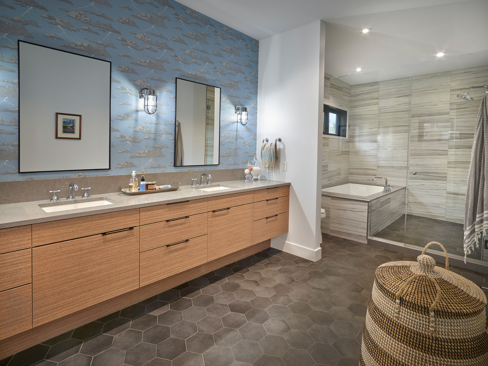 Стильный дизайн: главная ванная комната в стиле ретро с плоскими фасадами, светлыми деревянными фасадами, полновстраиваемой ванной, душевой комнатой, серой плиткой, разноцветными стенами, врезной раковиной, серым полом и серой столешницей - последний тренд
