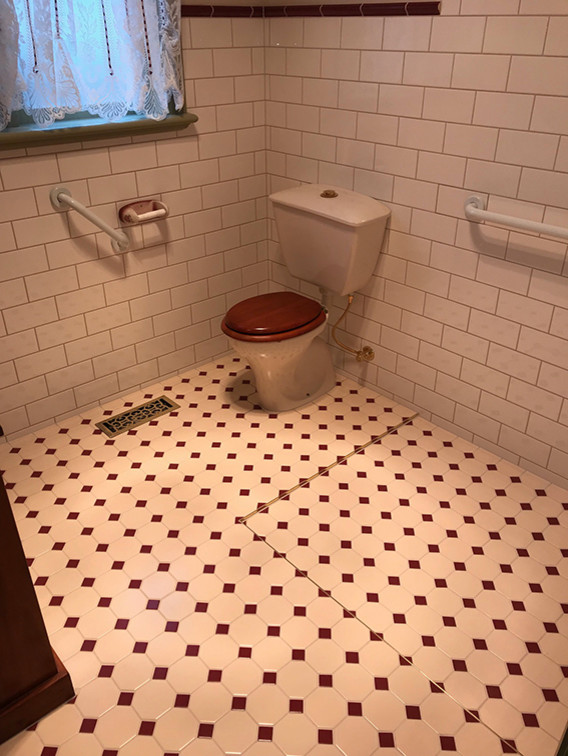 Inredning av ett mellanstort badrum med dusch, med möbel-liknande, skåp i mellenmörkt trä, en öppen dusch, en toalettstol med separat cisternkåpa, vit kakel, keramikplattor, klinkergolv i keramik, flerfärgat golv och med dusch som är öppen