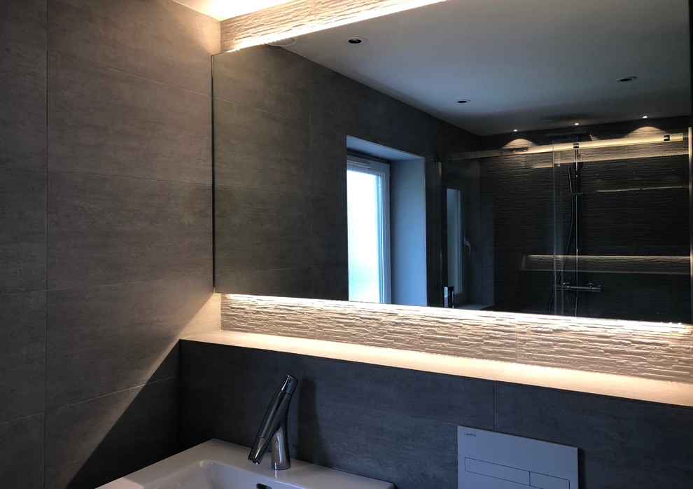 This is an example of a modern bathroom in Cardiff.