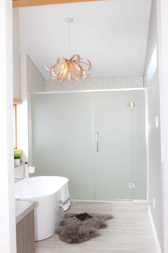 На фото: главная ванная комната в скандинавском стиле с плоскими фасадами, серыми фасадами, отдельно стоящей ванной, двойным душем, унитазом-моноблоком, разноцветной плиткой, керамической плиткой, белыми стенами, полом из керамической плитки, настольной раковиной и столешницей из искусственного кварца с