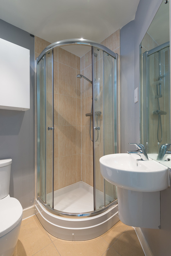 Modelo de cuarto de baño principal actual pequeño con ducha esquinera, sanitario de una pieza, baldosas y/o azulejos beige, paredes púrpuras, suelo de baldosas de cerámica y lavabo suspendido