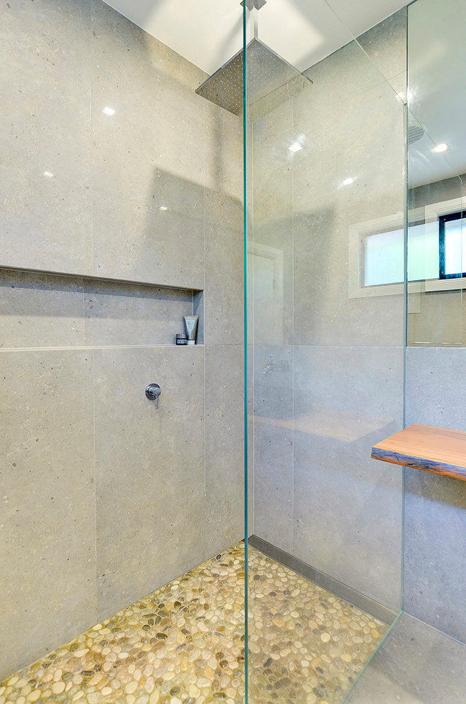 Idee per una piccola stanza da bagno con doccia minimal con ante lisce, WC sospeso, piastrelle grigie, pavimento con piastrelle di ciottoli, top in legno e doccia aperta