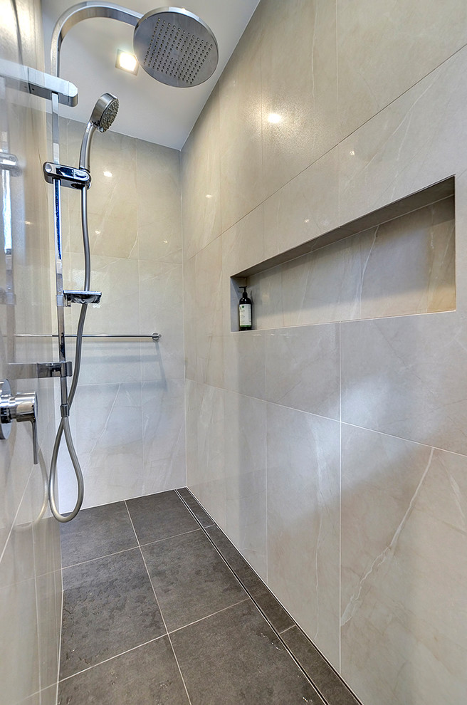 Exemple d'une petite salle de bain éclectique avec un placard en trompe-l'oeil, une douche ouverte, WC suspendus, un carrelage gris, un sol en carrelage de céramique, un sol gris et aucune cabine.