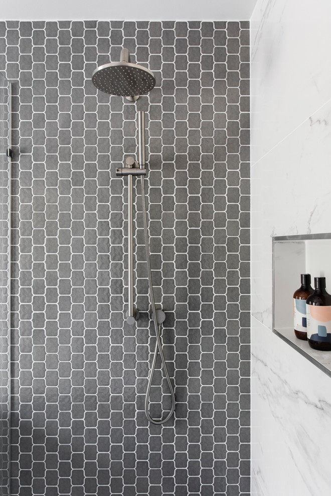メルボルンにある高級な小さなコンテンポラリースタイルのおしゃれなマスターバスルーム (壁掛け式トイレ、白い壁、セラミックタイルの床、アンダーカウンター洗面器、オープンシャワー) の写真