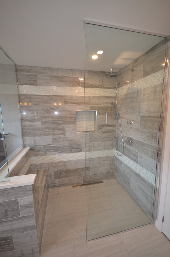Idéer för ett modernt en-suite badrum, med luckor med infälld panel, grå skåp, en kantlös dusch, en toalettstol med separat cisternkåpa, grå kakel, porslinskakel, klinkergolv i porslin, ett undermonterad handfat, bänkskiva i kvarts, grå väggar, beiget golv och med dusch som är öppen