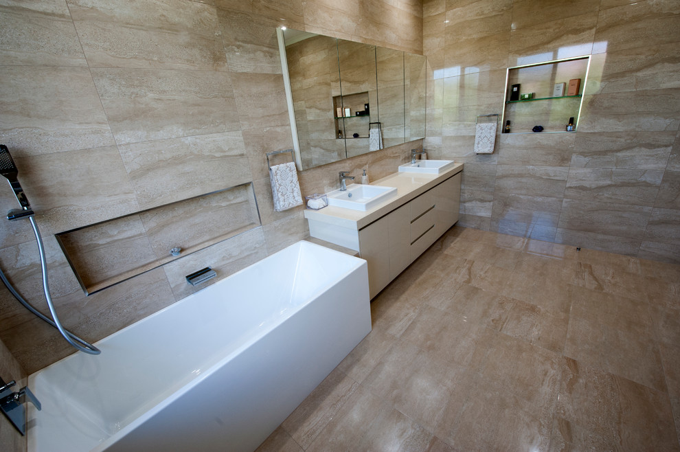 Inspiration för stora moderna en-suite badrum, med beige skåp, ett fristående badkar, en öppen dusch, en toalettstol med separat cisternkåpa, svart kakel, glasskiva, beige väggar, klinkergolv i keramik, ett integrerad handfat och bänkskiva i kvarts