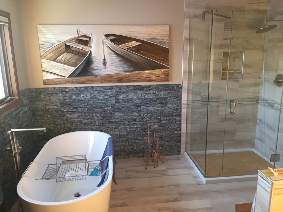 Großes Modernes Badezimmer En Suite mit Schrankfronten im Shaker-Stil, dunklen Holzschränken, freistehender Badewanne, Eckdusche, beiger Wandfarbe, Aufsatzwaschbecken und Granit-Waschbecken/Waschtisch in Calgary