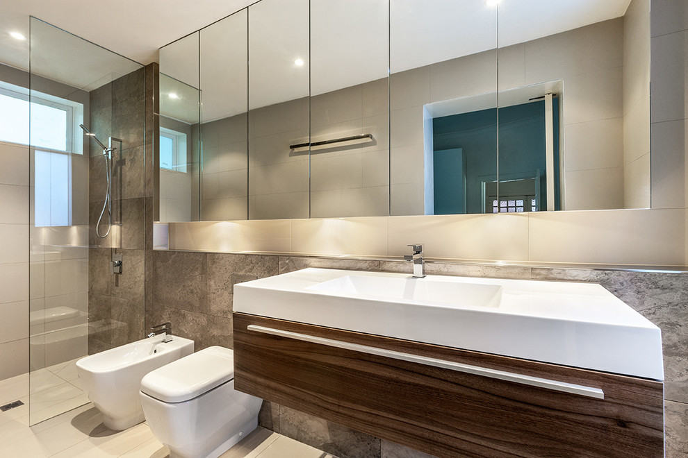 На фото: главная ванная комната среднего размера в современном стиле с белой плиткой, фасадами цвета дерева среднего тона, белыми стенами и полом из керамогранита с
