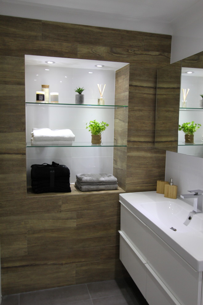 Immagine di una stanza da bagno padronale moderna di medie dimensioni con lavabo sospeso, vasca freestanding, doccia aperta, WC monopezzo, piastrelle in gres porcellanato, pareti bianche e pavimento in gres porcellanato