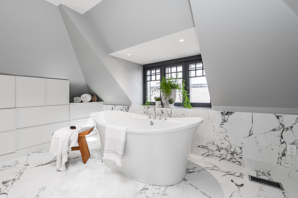 Свежая идея для дизайна: большая главная ванная комната в современном стиле с белыми фасадами, отдельно стоящей ванной, черно-белой плиткой, керамогранитной плиткой, полом из керамогранита, плоскими фасадами, серыми стенами и разноцветным полом - отличное фото интерьера