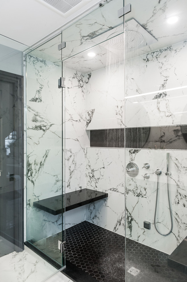 Réalisation d'une grande salle de bain principale design avec une cabine de douche à porte battante, un carrelage noir et blanc, des carreaux de porcelaine, un sol en carrelage de céramique et un sol noir.