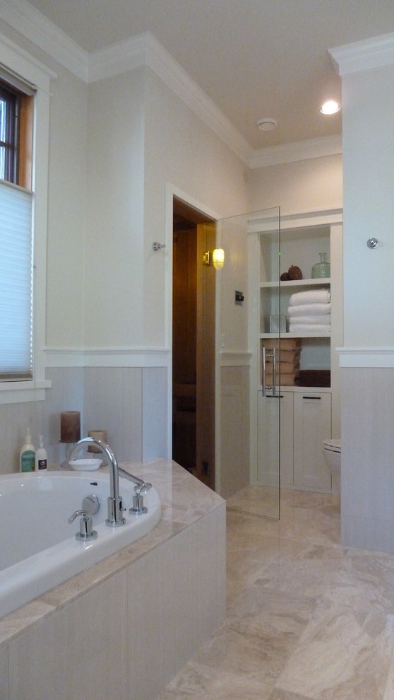 バンクーバーにある中くらいなコンテンポラリースタイルのおしゃれな浴室 (シェーカースタイル扉のキャビネット、白いキャビネット、アルコーブ型浴槽、バリアフリー、白い壁、磁器タイルの床) の写真