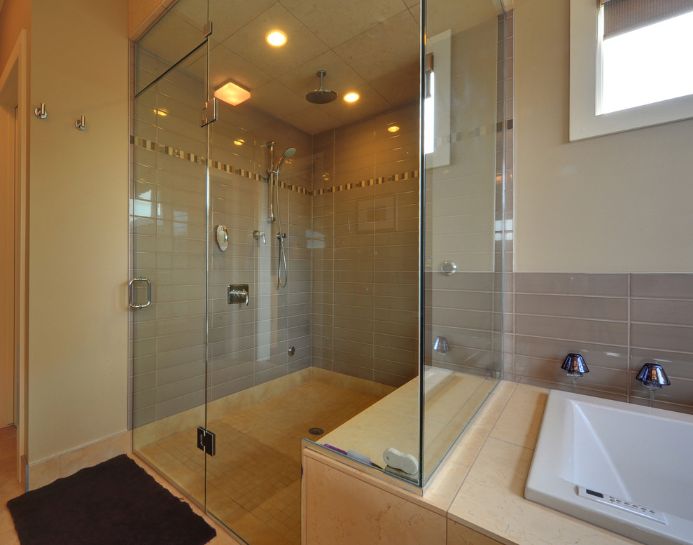Стильный дизайн: большая главная ванная комната в современном стиле с душем без бортиков, серой плиткой, керамической плиткой и полом из травертина - последний тренд