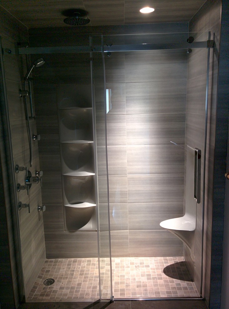 Idee per una piccola stanza da bagno padronale minimal con doccia alcova, piastrelle grigie e piastrelle in gres porcellanato