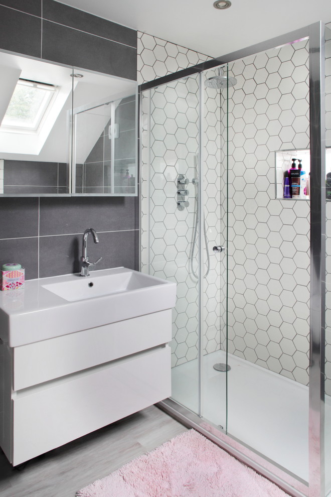 Идея дизайна: ванная комната в современном стиле с серой плиткой, белой плиткой, керамогранитной плиткой, полом из винила, душем с раздвижными дверями, плоскими фасадами и белыми фасадами
