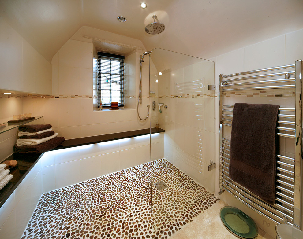 Imagen de cuarto de baño principal contemporáneo sin sin inodoro con armarios con paneles lisos, sanitario de pared, lavabo sobreencimera, encimera de granito, ducha con puerta con bisagras y encimeras negras