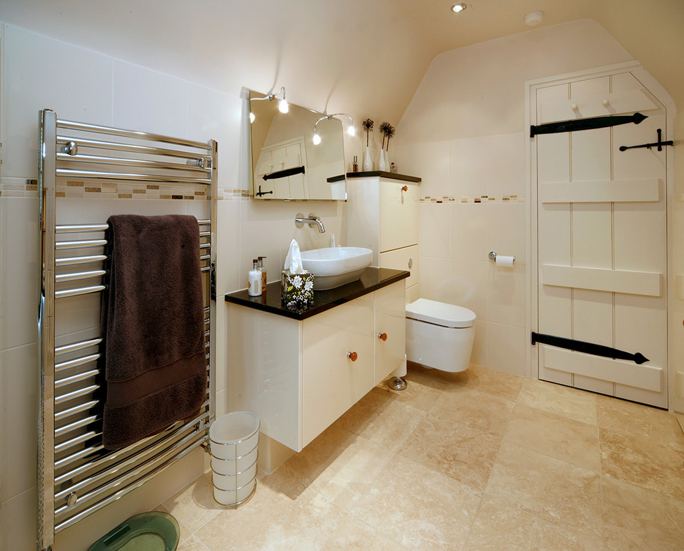 Inredning av ett modernt svart svart en-suite badrum, med släta luckor, våtrum, en vägghängd toalettstol, ett fristående handfat, granitbänkskiva och dusch med gångjärnsdörr