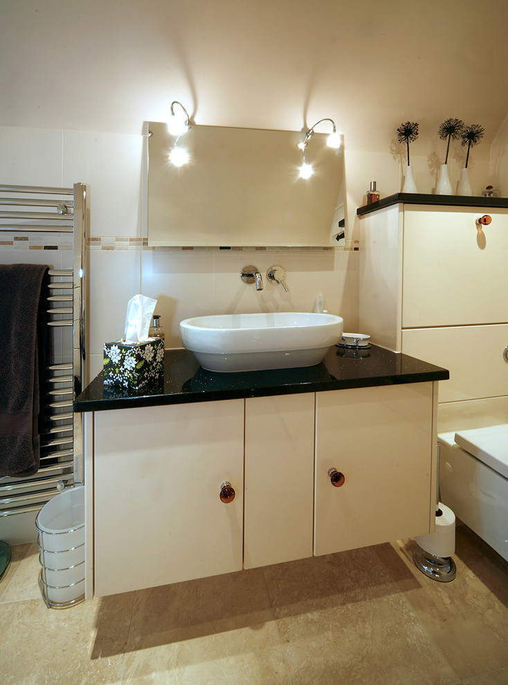 Foto di una stanza da bagno padronale design con ante lisce, zona vasca/doccia separata, WC sospeso, lavabo a bacinella, top in granito, porta doccia a battente e top nero