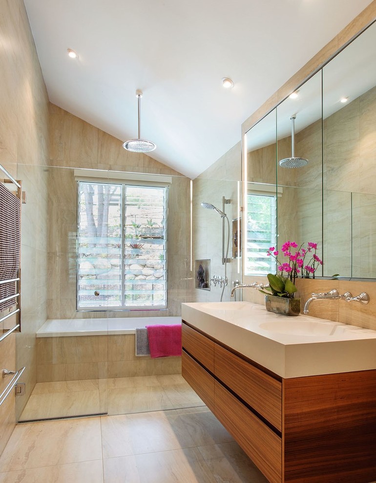 Свежая идея для дизайна: главная ванная комната среднего размера в современном стиле с фасадами цвета дерева среднего тона, бежевой плиткой, коричневой плиткой, керамической плиткой, бежевыми стенами, стеклянной столешницей, бежевым полом, душем с распашными дверями, ванной в нише, душевой комнатой, монолитной раковиной и плоскими фасадами - отличное фото интерьера