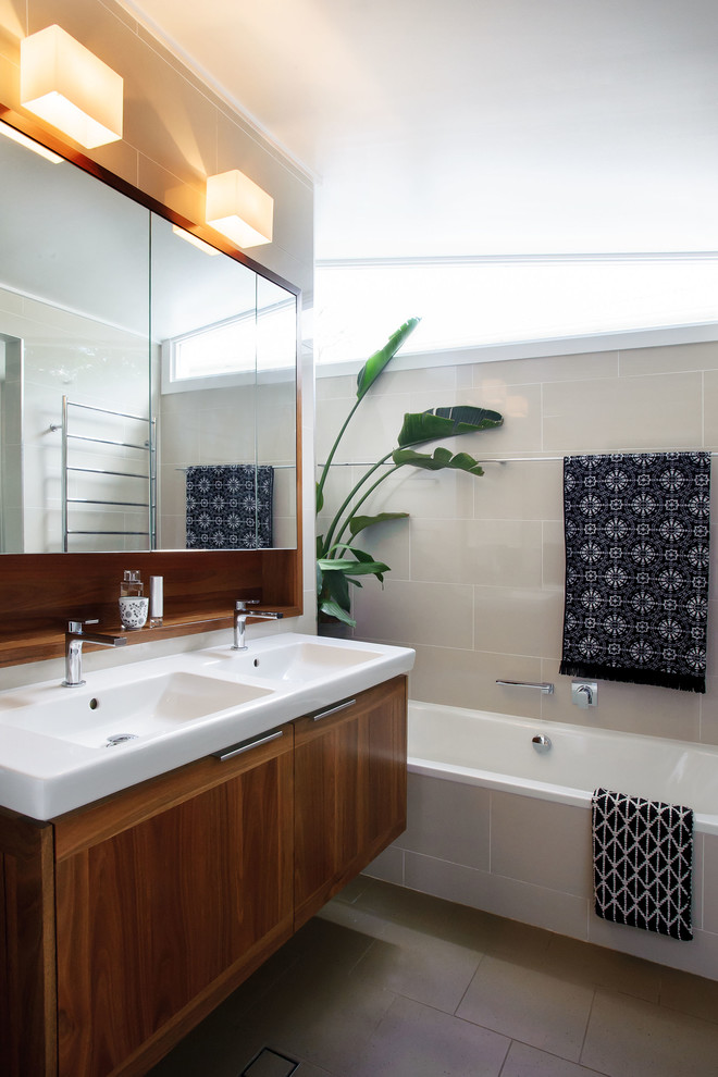 Пример оригинального дизайна: маленькая главная ванная комната в современном стиле с накладной ванной, двойным душем, унитазом-моноблоком, бежевыми стенами, полом из керамической плитки, подвесной раковиной, зеленым полом, душем с распашными дверями, фасадами островного типа, фасадами цвета дерева среднего тона, бежевой плиткой, керамической плиткой и столешницей из искусственного камня для на участке и в саду