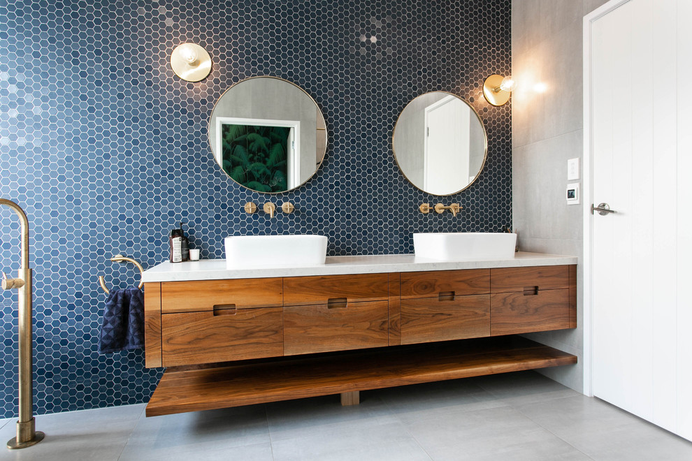 Идея дизайна: главная ванная комната среднего размера в классическом стиле с фасадами островного типа, коричневыми фасадами, отдельно стоящей ванной, душем без бортиков, инсталляцией, синей плиткой, плиткой мозаикой, синими стенами, полом из сланца, настольной раковиной, мраморной столешницей, коричневым полом и открытым душем