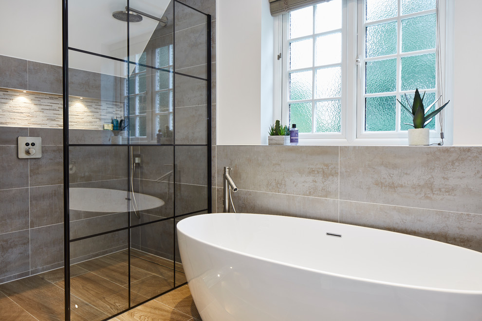 На фото: главная ванная комната среднего размера в стиле лофт с серой плиткой и керамогранитной плиткой