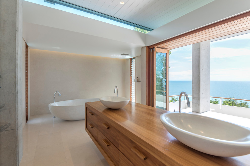 Immagine di un'ampia stanza da bagno padronale minimal con vasca freestanding e doccia aperta