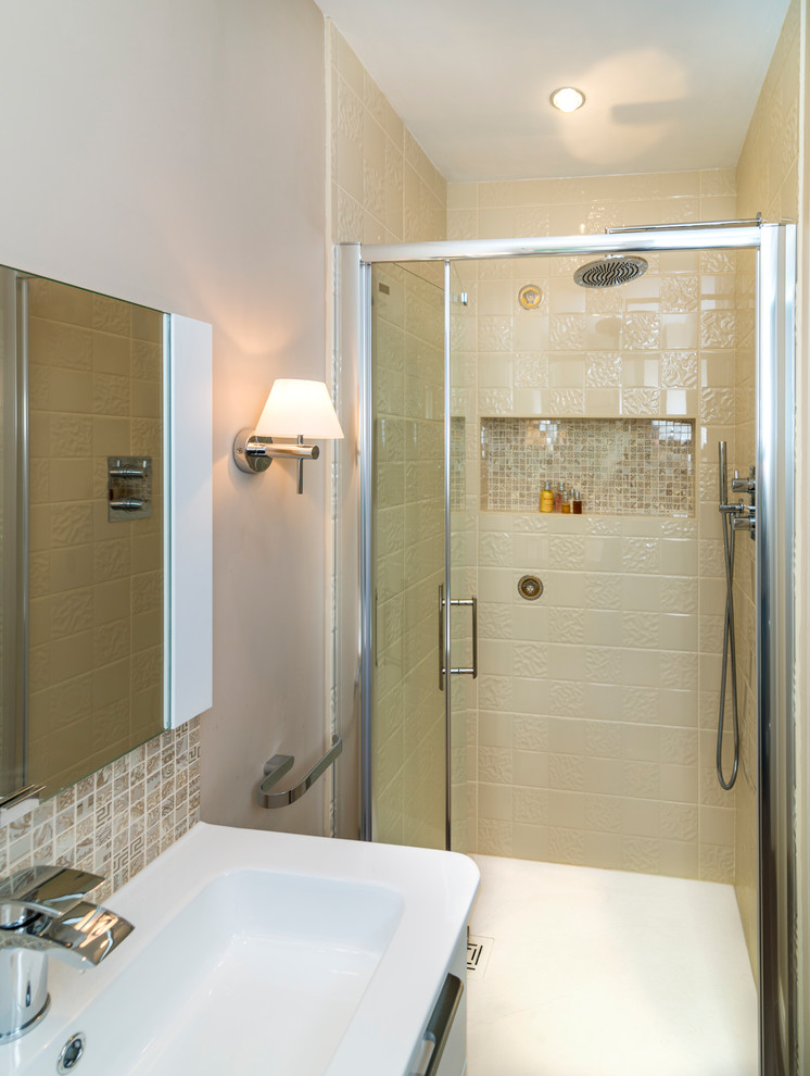 Свежая идея для дизайна: главная ванная комната среднего размера в современном стиле с стеклянными фасадами, белыми фасадами, душем без бортиков, унитазом-моноблоком, бежевой плиткой, керамогранитной плиткой, бежевыми стенами, полом из керамогранита, монолитной раковиной и столешницей из плитки - отличное фото интерьера