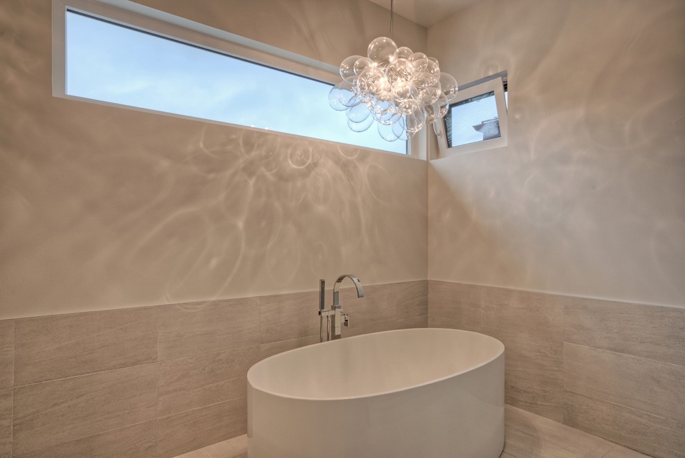 Foto de cuarto de baño principal minimalista con bañera exenta, baldosas y/o azulejos beige, paredes blancas y suelo de baldosas de cerámica