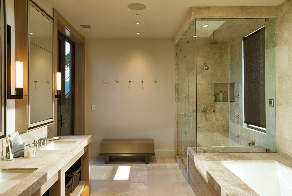 Свежая идея для дизайна: ванная комната в современном стиле с угловым душем - отличное фото интерьера
